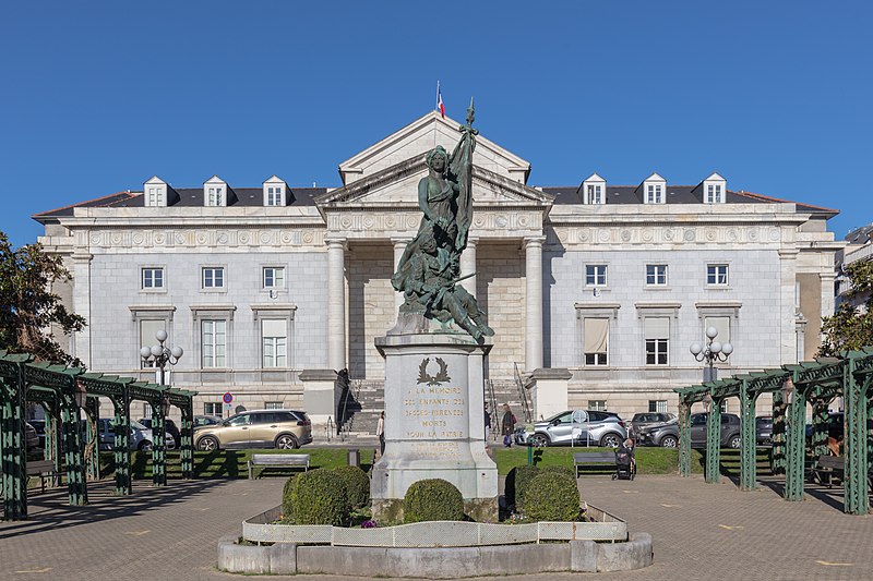 File:Plaza de la Liberación, Pau, Francia, 2023-01-06, DD 53.jpg