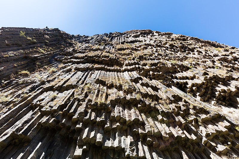 File:Sinfonía de las Piedras, valle de Garni, Armenia, 2016-10-02, DD 33.jpg